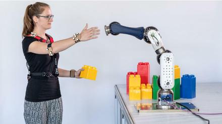 Der Roboterarm ist aus Modulen aufgebaut. Für die Interaktion mit Menschen kann er individuell programmiert werden.
