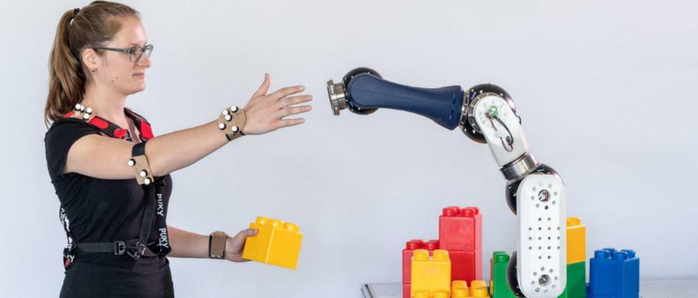 Der Roboterarm ist aus Modulen aufgebaut. Für die Interaktion mit Menschen kann er individuell programmiert werden.