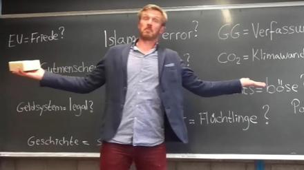 Grundschullehrer Nikolai Nerling betrieb den Videokanal "Der Volkslehrer". Er wurde vor einem Jahr freigestellt. 