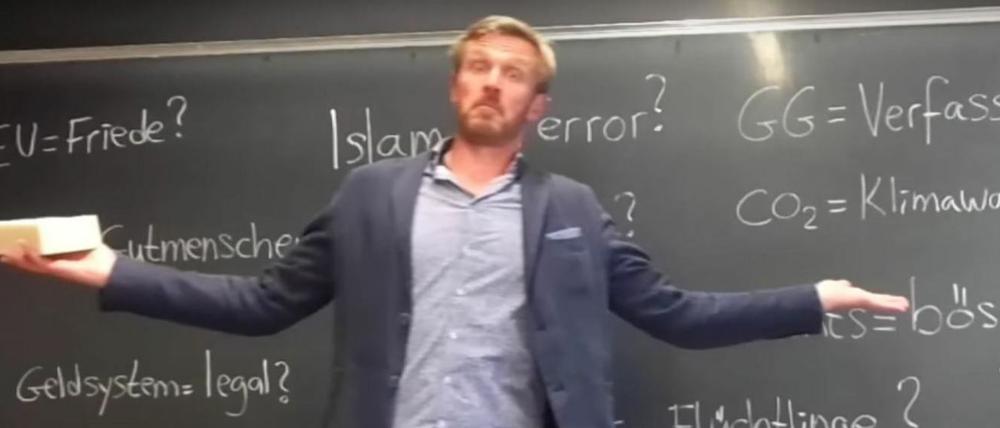 Grundschullehrer Nikolai Nerling betrieb den Videokanal "Der Volkslehrer". Er wurde vor einem Jahr freigestellt. 