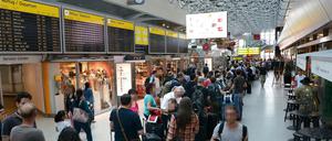 Am Samstagvormittag zieht sich die Schlange am Check-in in Tegel durch das Terminal, Passagiere brauchen Geduld.