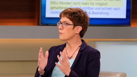 Annegret Kramp-Karrenbauer (CDU) spricht in der ARD-Talkshow "Anne Will".