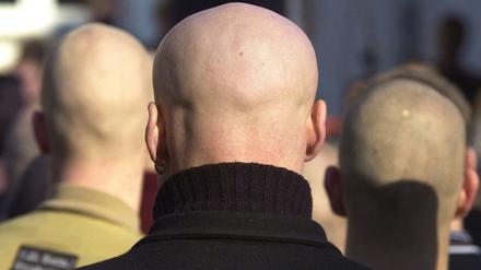 Drei Skinheads nehmen in Hagen an einem Neonazi-Aufmarsch teil. 