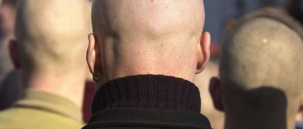 Drei Skinheads nehmen in Hagen an einem Neonazi-Aufmarsch teil.