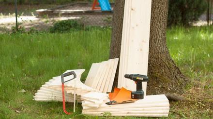 Viel Holz: Daraus soll ein Regal werden.