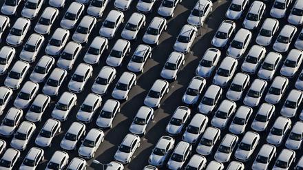 Neuwagen von Porsche stehen auf dem Gelände des Porsche Werks in Leipzig. 