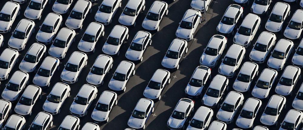 Neuwagen von Porsche stehen auf dem Gelände des Porsche Werks in Leipzig.