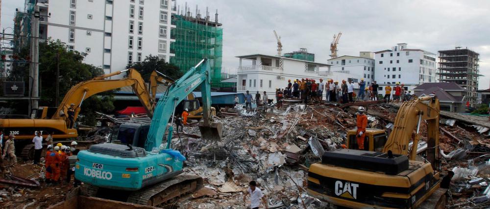 Rettungskräfte versuchen, den Schutt an der Stelle eines eingestürzten Gebäudes in der Provinz Preah Sihanouk zu beseitigen.
