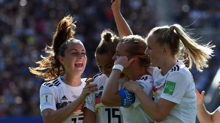 Gemeinsam gewinnen: Das deutsche Team um Torschützin Alexandra Popp (2.v.r.) steht bei der Weltmeisterschaft im Viertelfinale.