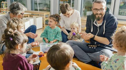 Zwei Frauen, ein Mann, sechs Kinder: Solch ein Personalschlüssel ist in deutschen Kitas undenkbar.