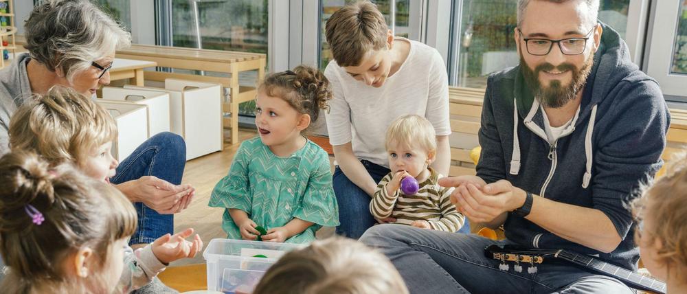 Zwei Frauen, ein Mann, sechs Kinder: Solch ein Personalschlüssel ist in deutschen Kitas undenkbar.