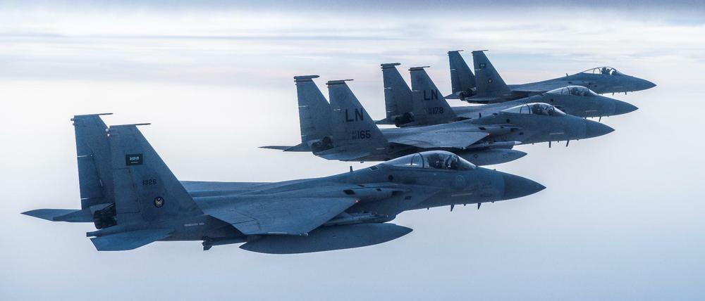 Saudische F-15C Eagles fliegen bei einer Übung. Der US-Senat will nun Rüstungslieferungen an Saudi-Arabien verhindern. f