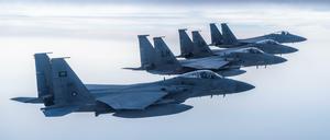 Saudische F-15C Eagles fliegen bei einer Übung. Der US-Senat will nun Rüstungslieferungen an Saudi-Arabien verhindern. f
