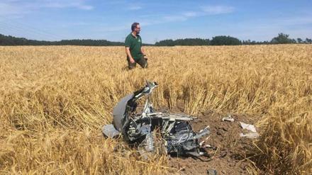 Teile der verunglückten Eurofighter-Maschinen verteilen sich über die Felder in der Nähe von Plau am See.