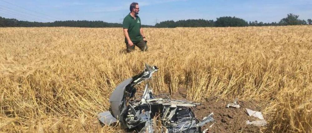 Teile der verunglückten Eurofighter-Maschinen verteilen sich über die Felder in der Nähe von Plau am See.
