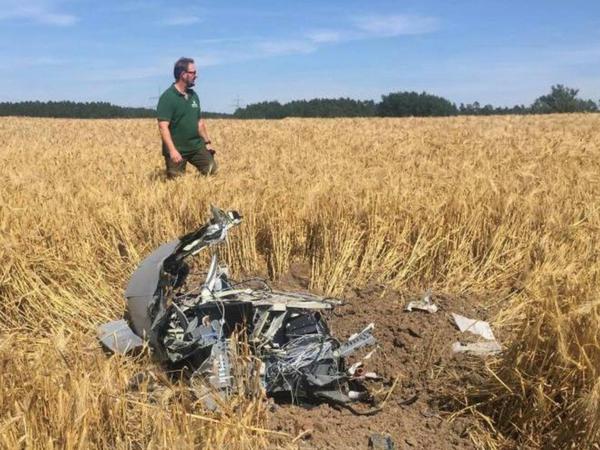 Teile der verunglückten Eurofighter-Maschinen verteilen sich über die Felder in der Nähe von Plau am See.