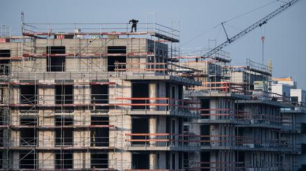 Ein Baugerüst steht an einem Rohbau für Neubau-Wohnungen in Schöneberg.