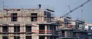 Ein Baugerüst steht an einem Rohbau für Neubau-Wohnungen in Schöneberg.