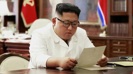 Foto des nordkoreanischen Fernsehens, das Kim Jong Un beim Lesen eines Briefes von Trump zeigen soll 