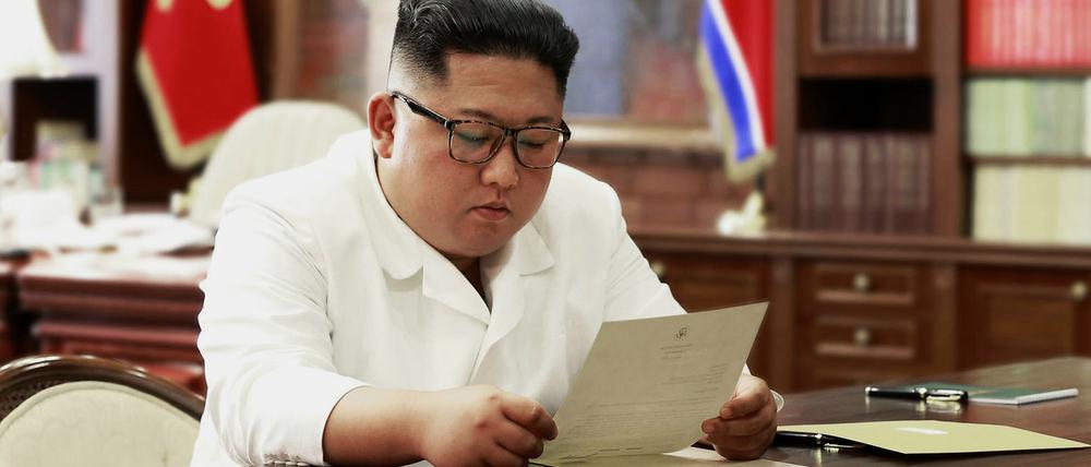 Foto des nordkoreanischen Fernsehens, das Kim Jong Un beim Lesen eines Briefes von Trump zeigen soll