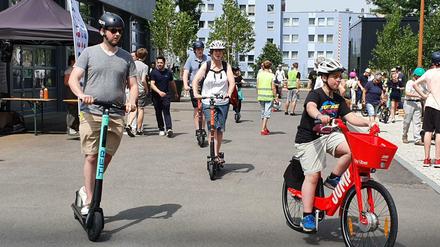 Auch E-Bikes und Elektroroller machen dem Auto Konkurrenz.