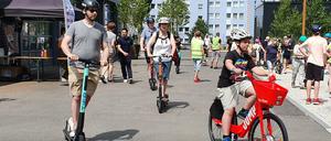 Auch E-Bikes und Elektroroller machen dem Auto Konkurrenz.