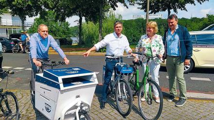 Mit dem Radl da. Mike Schubert und Cerstin Richter-Kotowski eröffnen den neuen Radweg.