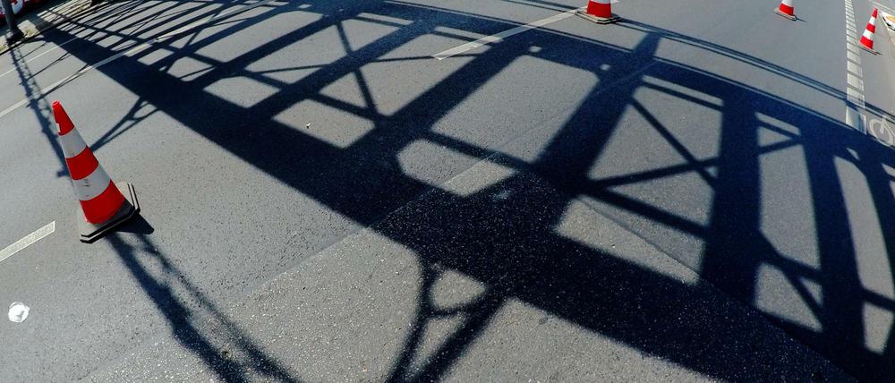 Die ausgebaute und sanierte Brücke soll die Überquerung der Yorckstraße verbessern, doch erst einmal gibt es eine Sperrung.