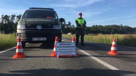 Die Bundeswehr richtete eine Sperrzone um die Absturzstellen ein.