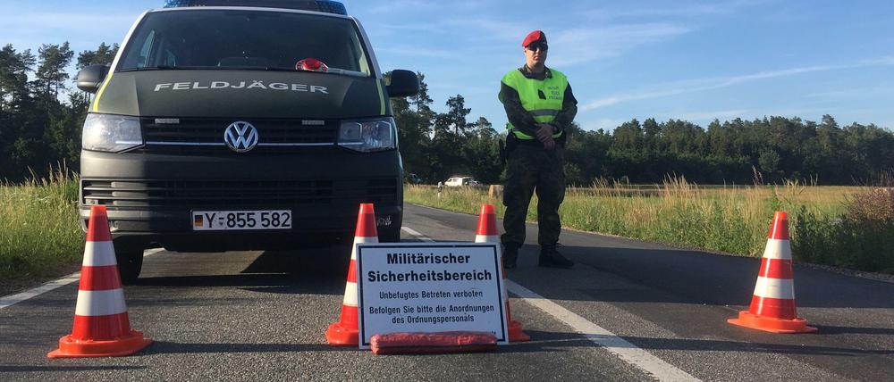 Die Bundeswehr richtete eine Sperrzone um die Absturzstellen ein.
