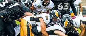 Von unten nach oben. Die Berlin Adler (weiße Trikots) wollen aufsteigen.