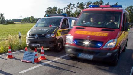 Bundeswehr und Feuerwehr Seite an Seite: Einsatzkräfte in der Nähe von Jabel.