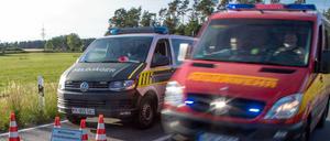 Bundeswehr und Feuerwehr Seite an Seite: Einsatzkräfte in der Nähe von Jabel.