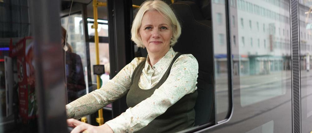 Steuert um: Die Senatorin im E-Bus. Grüne Politik macht sie schon, jetzt ist sie auch Mitglied.