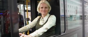 Steuert um: Die Senatorin im E-Bus. Grüne Politik macht sie schon, jetzt ist sie auch Mitglied.