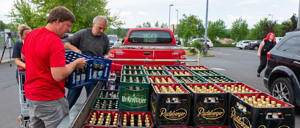 Protest gegen Rechte: Ostritzer laden Bierkästen in der Nähe eines örtlichen Supermarktes auf einen Anhänger.