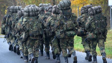 Soldaten in der Grundausbildung marschieren. 