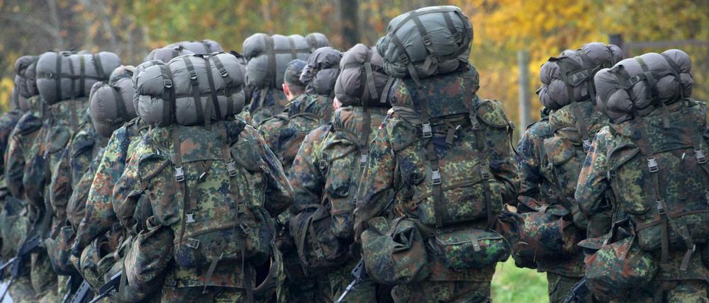 Soldaten in der Grundausbildung marschieren.