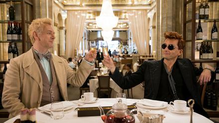 Michael Sheen (links) als Engel Erziraphael und David Tennant als Dämon Crowley sind in der Amazon-Serie "Good Omens" herausgefordert, die Apokalypse zu verhindern.