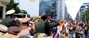 Touristen am Checkpoint Charlie an der Friedrichstrasse in Berlin-Mitte.