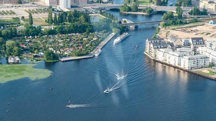 Die Havel in Potsdam, überwacht vom Hubschrauber der Polizei.