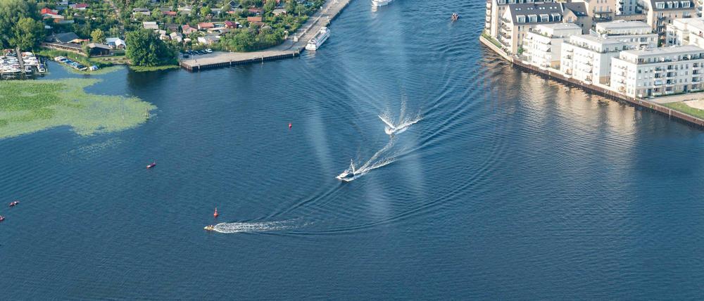 Die Havel in Potsdam, überwacht vom Hubschrauber der Polizei.