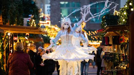 Auf Weihnachtsmärkten sollte man vermeiden, in geschlossene „Buden“ zu gehen. 