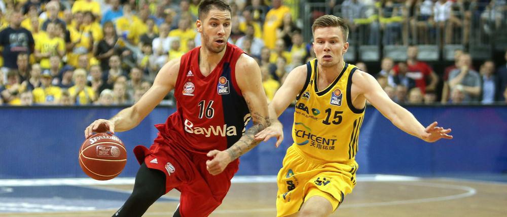 Ein Schrittchen hintendran. Martin Hermannsson (r.) hat mit Alba die beiden ersten Spiele der Finalserie verloren. 