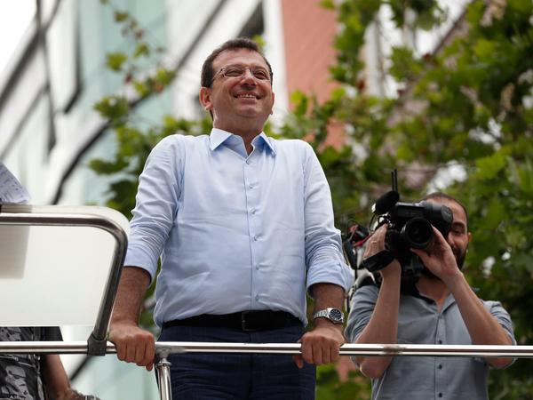 Ekrem İmamoğlu, Kandidat ums Bürgermeisteramt von Istanbul, bei einer Kundgebung vor seinen Anhängern.