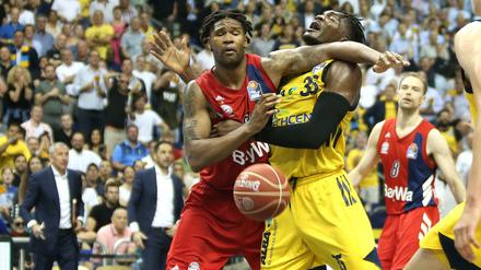 Ellenbogenmentalität: Für Landry Nnoko (rechts) und Alba Berlin dürfte es auch künftig schwierig werden, an Bayern München und Devin Booker (links) vorbeizukommen.