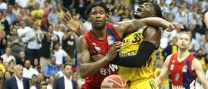 Ellenbogenmentalität: Für Landry Nnoko (rechts) und Alba Berlin dürfte es auch künftig schwierig werden, an Bayern München und Devin Booker (links) vorbeizukommen.