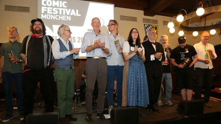 Ausgezeichnet: Die Peng!-Preisträger 2019 mitsamt Veranstaltern des Comicfestivals.