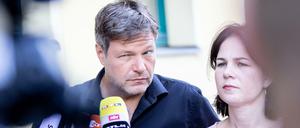 Die Grünen-Parteichefs Robert Habeck und Annalena Baerbock versprechen Milliardeninvestitionen