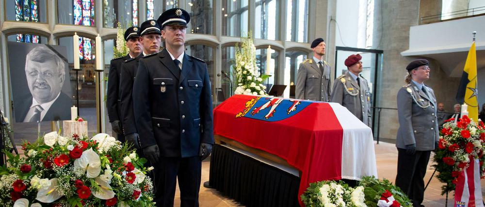 Eine Ehrenformation steht am Sarg des ehemaligen Kasseler Regierungspräsidenten Walter Lübcke.
